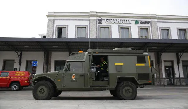 Los cuerpos militares de España se encuentran en las calles para el control de las vías públicas y labores de desinfección en las calles. Foto: Europa Press.