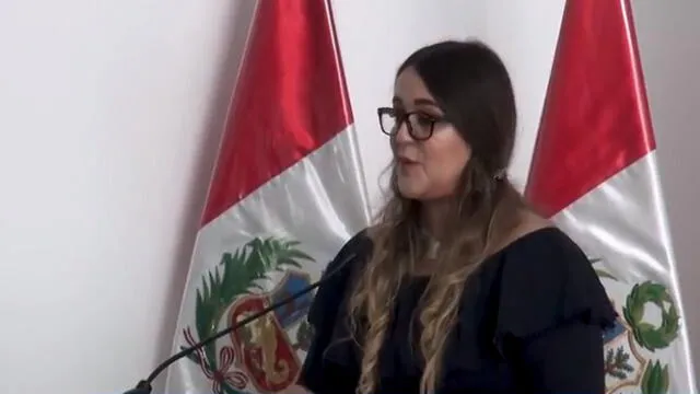 Venezolana rompe en llanto al recibir título de nacionalidad peruana [VIDEO]