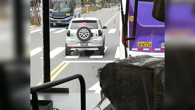 #YoDenuncio: camioneta se desplaza por vía prohibida a gran velocidad