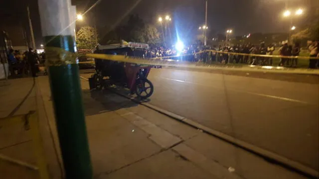 Cadáver de hombre se quedó en la mototaxi hasta la llegada de fiscal y policías. (Foto: Grace Mora / La República)