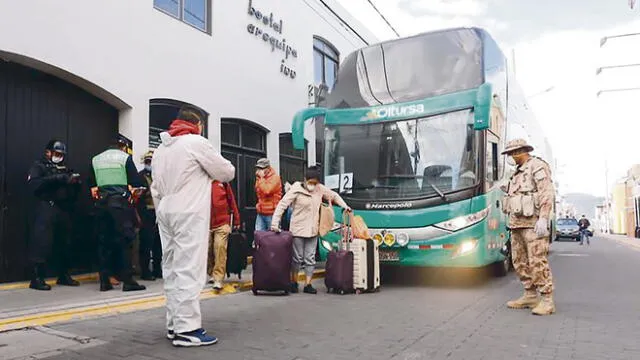 Resguardo. Soldados patrullan puertas de hoteles para evitar que ciudadanos salgan.