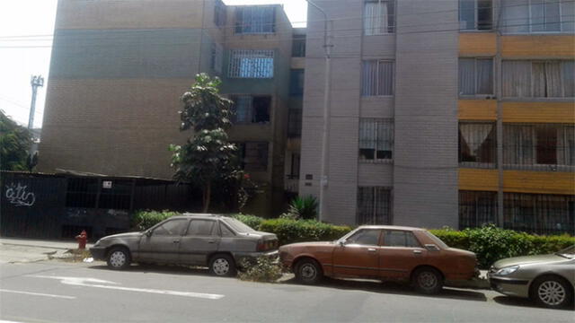 Autos llevan varios meses abandonados en las calles de Cercado de Lima
