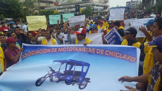 Chiclayo: Policía se enfrenta a mototaxistas quienes piden derogar ordenanza municipal [VIDEOS]