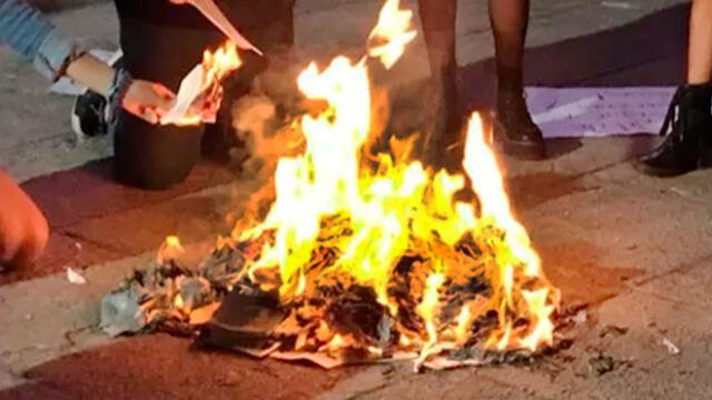 Feministas queman libros contra la homosexualidad en FIL de Guadalajara [FOTOS] 