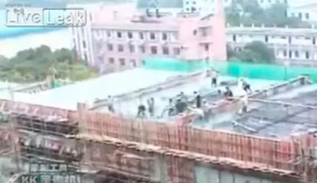 En YouTube, el espeluznante momento en que un edificio colapsa mientras los obreros laboran en su interior