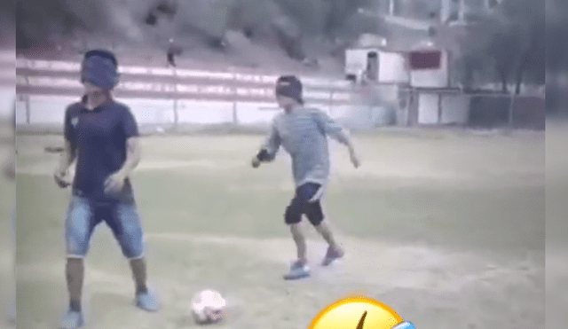 Amigos juegan fútbol con los ojos vendados y uno recibe doloroso castigo [VIDEO]