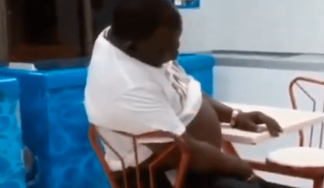 Facebook viral: hombre es troleado cruelmente luego de caerse de una silla mientras dormía [VIDEO]