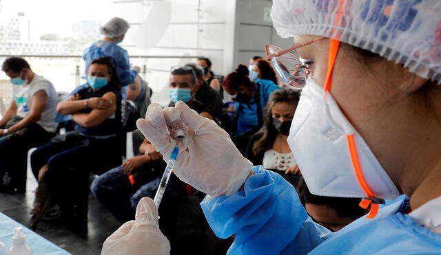 Colombia incrementó su ritmo de vacunación en medio de un alza de casos de coronavirus. Foto: EFE