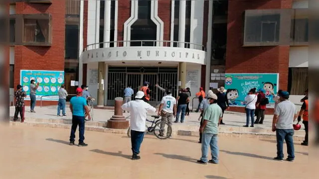 Trabajadores protestaron en el frontis del municipio de José L. Ortiz, tras recibir su sueldo incompleto.