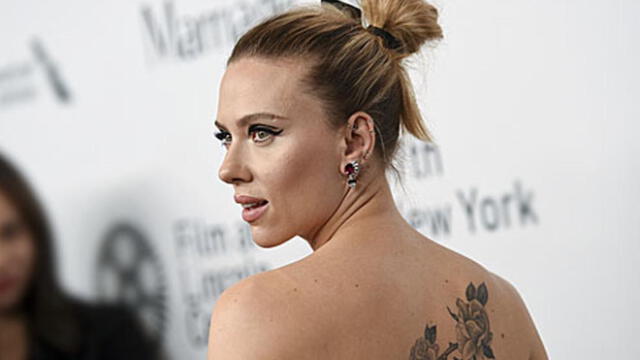 Scarlett Johansson da la espalda y revela sexy parte de su cuerpo