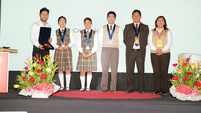 Alumnos ganan concurso escolar de desarrollo económico financiero