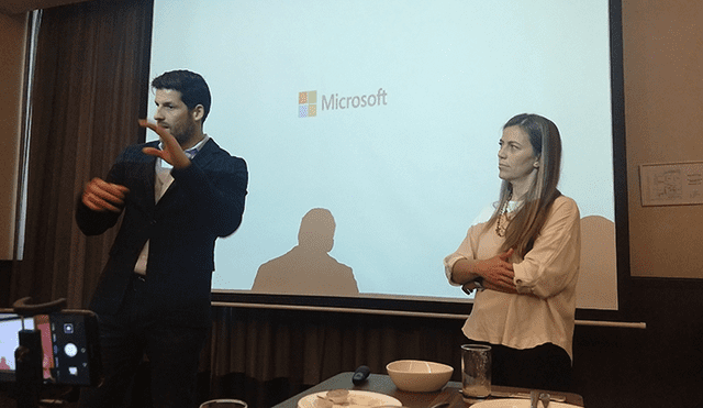 Marcel Jeanneau, especialista de soluciones en Microsoft Perú, junto a Juanita Gómez, gerente de categoría de Windows comercial para Microsoft. | Foto: Carol Larrain