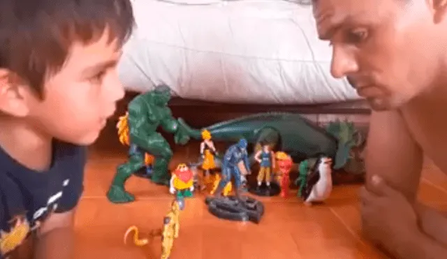 Facebook viral: niño quería jugar junto a su padre a las peleas con juguetes, pero hace trampa [VIDEO]