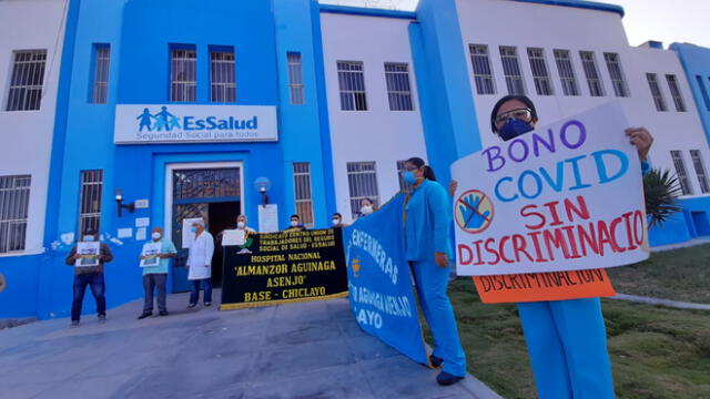 Médicos y enfermeras se ubicaron en los exteriores del hospital. Foto: Luis Rodríguez (Cortesía)
