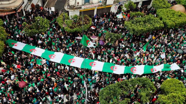Presidente de Argelia renuncia tras seis semanas de multitudinarias protestas