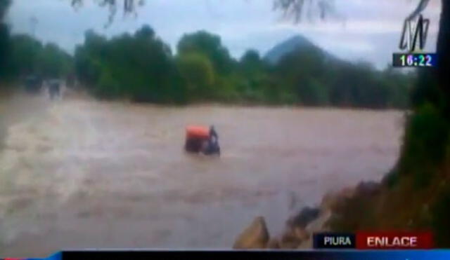 Seis profesores que iban en mototaxi fueron arrastrados por río en Piura [VIDEO]