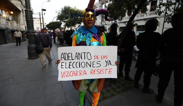“¡Que se vayan todos!”: miles de peruanos marcharon en respaldan al adelanto de elecciones