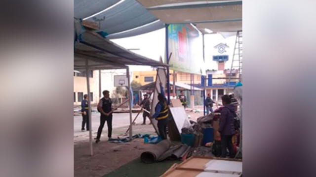 Municipalidad de Comas intervino puestos de comerciantes informales que ocuparon área deportiva de colegio. Créditos: Municipalidad de Comas.