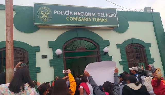 Vecinos hicieron protesta en exteriores de Comisaría de Tumán. Foto: Rosa Quincho
