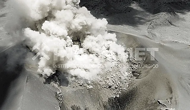 Activo. Esta vista aérea permitió descubrir una gruesa capa de magma en el cráter del volcán.