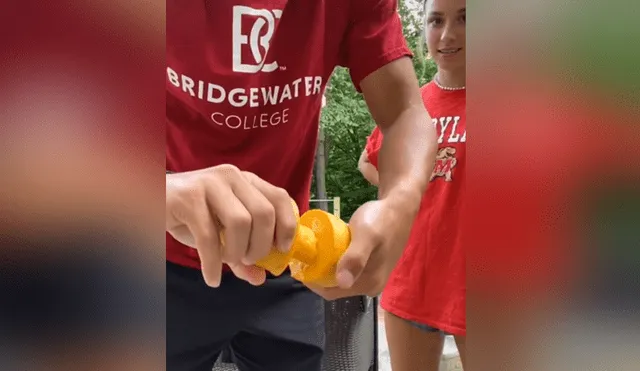 Un joven mostró un curioso truco para cortar mango de manera muy sencilla. Foto: TikTok