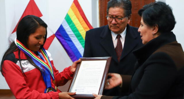 Cusco: Entregan medalla a deportista Aydee Loayza por ganar carrera en Estados Unidos.