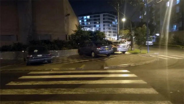 #YoDenuncio: vehículos obstruyen vía peatonal para estacionar