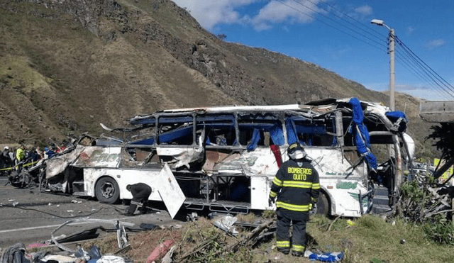 Ecuador: bus se estrelló en vía y fiscalía colombiana halla cocaína en su interior 