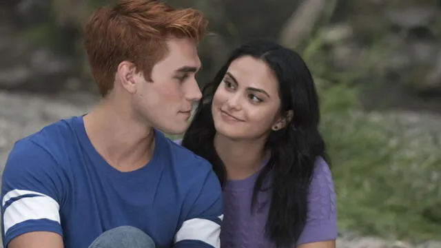 La actriz de Riverdale aparece en un video donde demuestra sus dotes para el baile con conocida canción.