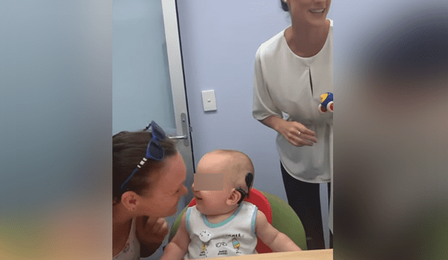 Mediante YouTube se hizo viral el momento en que un bebé escucha por primera vez gracias a unos audífonos.