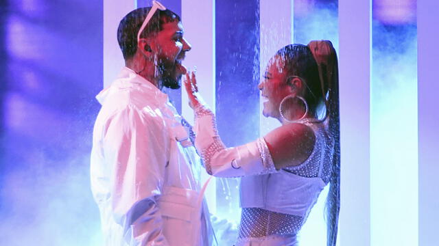 Karol G y Anuel AA despiertan pasiones con atrevido baile en los Latin Billboard 