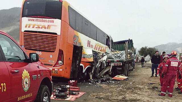 Huarmey: Cuatro muertos deja choque de bus contra dos camiones