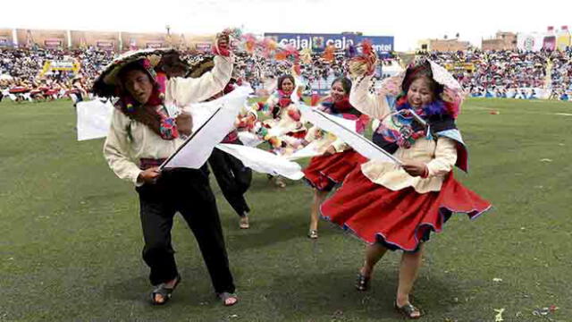 Alegría y color en danzas por La Candelaria [FOTOGALERIA]