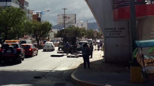 Cusco: pasajeros de auto salvan de morir tras impacto de madero [VIDEO]