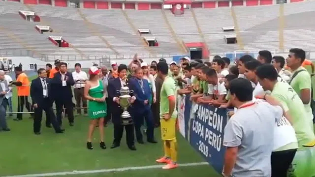 Copa Perú: Edwin Oviedo fue pifiado en la ceremonia de premiación [VIDEO]