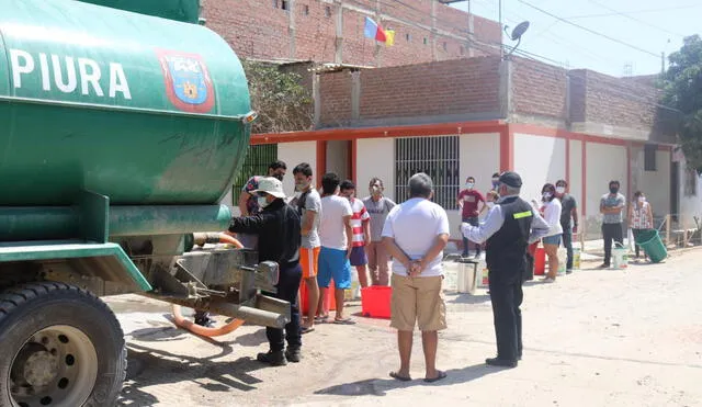 Municipio lleva agua en cisternas a pobladores.