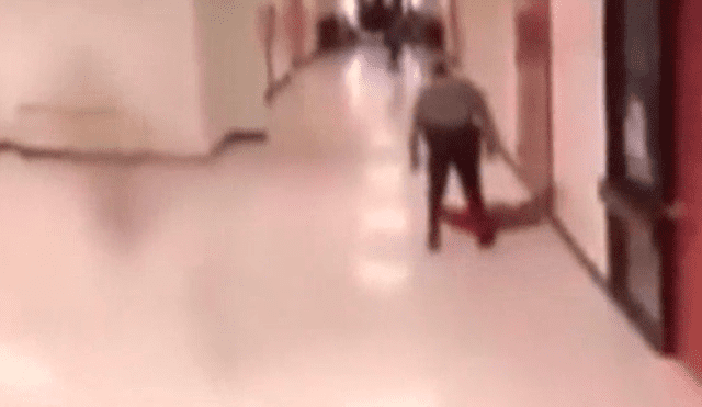 Oficial escolar golpea violentamente a estudiante en el suelo