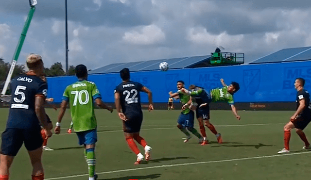 Raúl Ruidíaz busca el gol en la MLS con el Seattle Sounders: la picó frente al arquero e intentó de ‘chalaca’.
