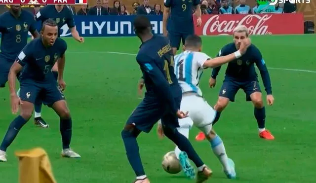 Osumane Dembélé trabó a Di María en el área y el árbitro cobró penal. Foto: captura/DirecTV Sports
