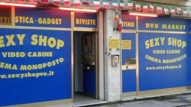 Un hombre de 60 años murió dentro de una cabina en donde proyectan películas para adultos, en Venecia (Italia). Foto: Difusión