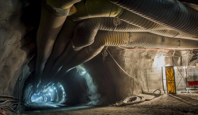 Handout picture released by the National Copper Corporation of Chile (CODELCO) showing  the construction of the underground operations of the Chuquicamata mine in Calama, on November 27, 2017. - Chilean mining company Codelco, the largest copper producer in the world, inaugurated this Wednesday the underground operations of the emblematic Chuquicamata mine, located in the Atacama desert (northern Chile). This was for decades the largest open pit copper deposit in the world, but in order to extend its useful life, Codelco decided to invest 5,000 million dollars in this monumental work. (Photo by Olivier Llaneza / CODELCO / AFP) / RESTRICTED TO EDITORIAL USE - MANDATORY CREDIT "AFP PHOTO / CODELCO / Olivier LLANEZA" - NO MARKETING NO ADVERTISING CAMPAIGNS - DISTRIBUTED AS A SERVICE TO CLIENTS