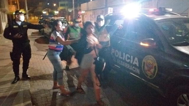 Mujeres fueron intervenidas por la Policía en Tacna, por estar bebiendo a altas horas de la noche.