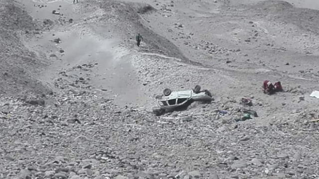 Vehículo con familia a bordo cayó a barranco de 200 metros en Arequipa 