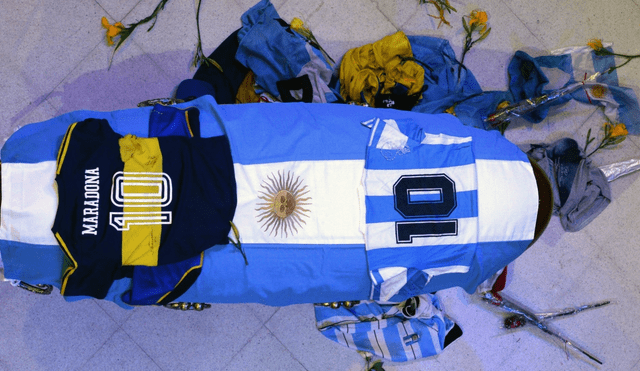 El féretro de Maradona estaba decorado con la camiseta de Boca Juniors y de la selección de Argentina. Foto: EFE/Juan Ignacio Roncoroni.
