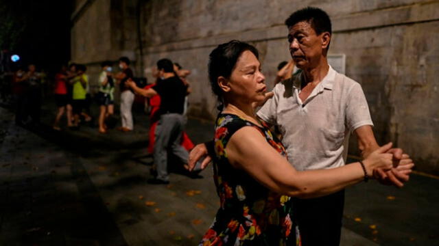 Habitantes de Wuhan vuelven a las calles. Foto: Héctor Retamal/AFP