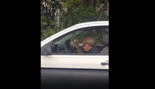 YouTube: Captan a un enérgico anciano disfrutando de un tema de Metallica en plena carretera