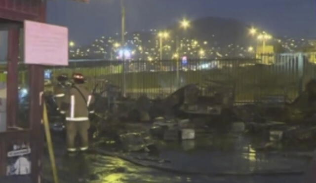 Incendio consumió varios vehículos estacionados en el depósito municipal. Foto: captura/Latina