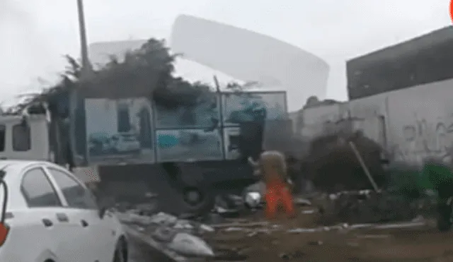 Chorrillos: denuncian que camión de municipalidad arroja basura en vía pública [VIDEO]