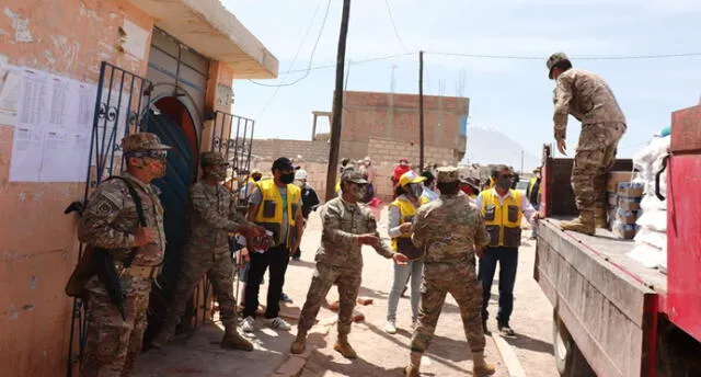 Personal del Ejército ayudó con el traslado de alimentos a los locales de las ollas comunes.  Foto: Municipalidad Cerro Colorado.