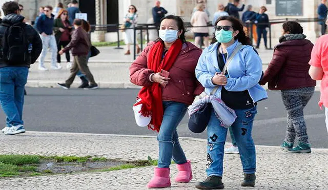 En Portugal se ha masificado el uso de mascarillas, a pesar de que no sirven de nada si se está sano. Solo es útil para los contagiados. Foto: EFE